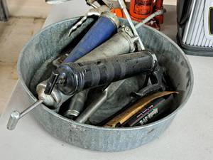 lot 99 image: (4) Grease Guns, (1) Oil Pan