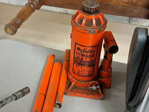 lot 100 image: Holiday 5-Ton Hydraulic Jack