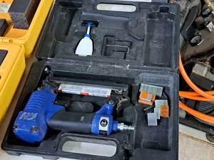 lot 121 image: Campbell Hausfeld Air Stapler with Case