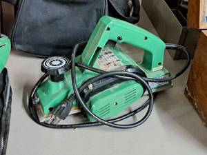 lot 152 image: Chicago Electric Power Tools 550W 3-14 Electric Planer with Tool Bag