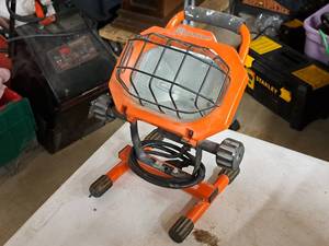 lot 199 image: Utilitech Shop Work Light