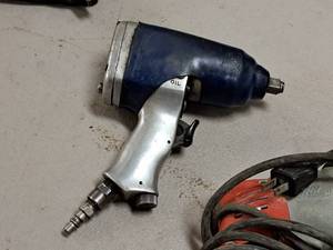 lot 202 image: Unipower 12 Air Impact Wrench UP-5221