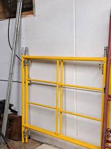 lot 38 image: Scaffolding - (2) Uprights, (2) Cross Supports