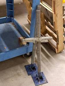 lot 46 image: Lot of (2) 26 Scaffolding Stabilizers