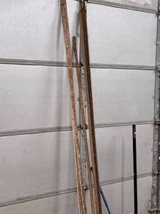 lot 50 image: Scaffolding Supports - (2) Cross Supports, (1) Single Support