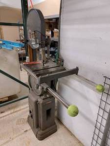 lot 5 image: Delta Band Saw