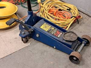 lot 26 image: Allied Heavy Duty 7000-lbs Hydraulic Service Jack