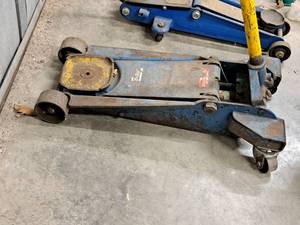 lot 27 image: Walker Hydraulic Service Jack