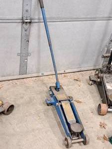lot 28 image: Hollywood Accessories 4000-lbs Hydraulic Floor Roller Jack