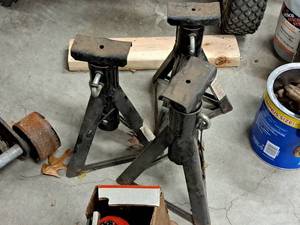 lot 30 image: Lot of (3) 4000-lbs Jack Stands