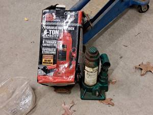 lot 31 image: Lot of (2) Torin Big Red 6-Ton Hydraulic Bottle Jacks