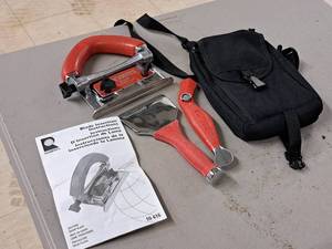 lot 221 image: Roberts Carpet Trimmer Kit 10-616 with Case