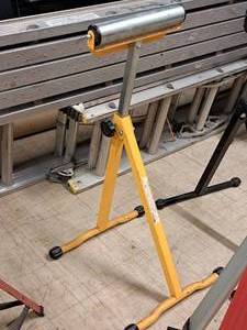 lot 230 image: Adjustable 1-Roller Roller Stand