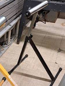 lot 229 image: Adjustable 1-Roller Roller Stand