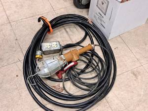lot 239 image: Shop Trouble Light and Heavy Duty Power Cord with Outlet