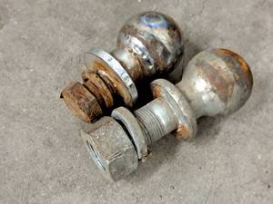lot 312 image: 2 Hitch Balls - 34 Base and 1516 Base