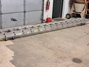 lot 15 image: Werner Heavy DutyIndustrial 250-lbs 32 Extension Ladder