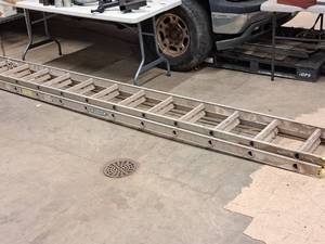 lot 14 image: Werner Job-Master Commercial 225-lbs 28 Extension Ladder D1228-2