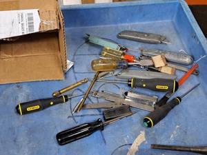 lot 339 image: Lot of (1 Box) Hand Tools - Knives, Drivers, Chisels