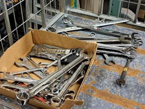 lot 345 image: Lot of (1 Box) Assorted Wrenches