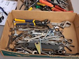 lot 370 image: Lot of (1 Box) Assorted Wrenches