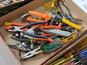 lot 371 image: Lot of (1 Box) Assorted Pliers and Snips