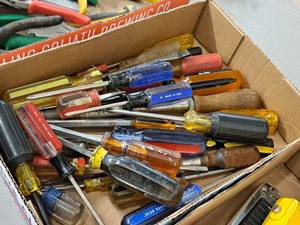 lot 372 image: Lot of (1 Box) Assorted Screwdrivers