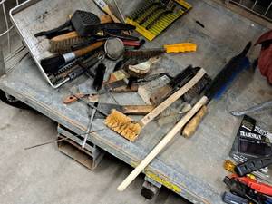 lot 392 image: Lot of (1 Pan) Assorted Brushes and Scrapers
