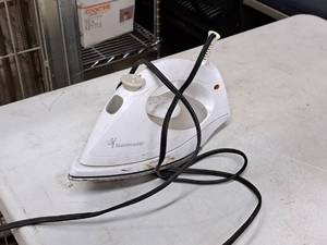 lot 424 image: Toastmaster Household 1100W Iron 3302