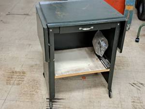 lot 433 image: Rolling Metal Work Table with Folding Sides 1-drawer