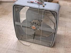 lot 427 image: GE 23 Metal Box Fan