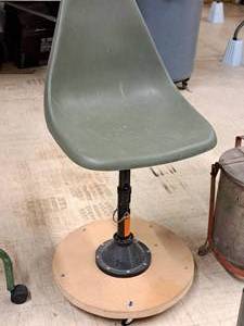 lot 430 image: Rolling Shop Chair