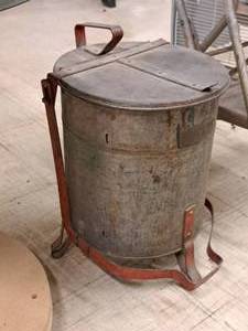 lot 429 image: Metal Rag Can with Lid
