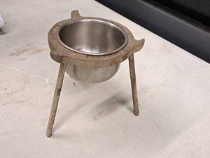 lot 409 image: No. 12 5 Pot with Stand