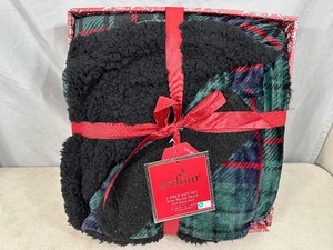 New 2 Piece Sherpa Blanket and Socks Gift Set
