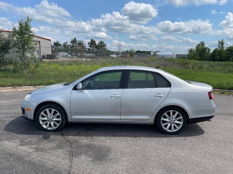 lot 138 image: 2010 Volkswagen Jetta Wolfsburg Edition PZEV - 2 OWNERS