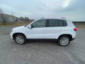 lot 1 image: 2014 Volkswagen Tiguan -  54,769 MILES - 2 OWNERS
