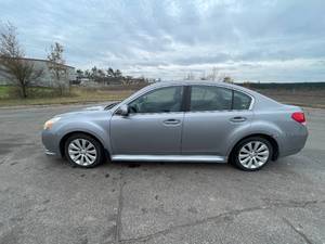 lot 20 image: 2010 Subaru Legacy 3.6R Limited - AWD - 2 OWNERS