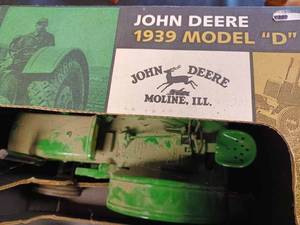 lot 2 image: 18th Scale 1939 John Deere Model D on Rubber - New in Box