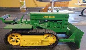 lot 4 image: Ertl John Deere MC Crawler with Blade, 116th Scale - No Box