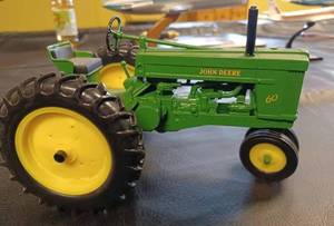 lot 5 image: Ertl John Deere 60, NF, 116th Scale - No Box