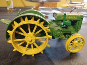 lot 7 image: Ertl John Deere Tractor on Steel, 116th Scale - No Box
