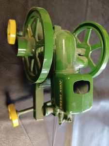 lot 8 image: Ertl John Deere Hit and Miss Stationary Gas Engine on Steel Wheel Cart - No Box