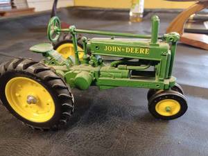 lot 9 image: Ertl John Deere Model A Unstyled with NF, 116th Scale  - No Box