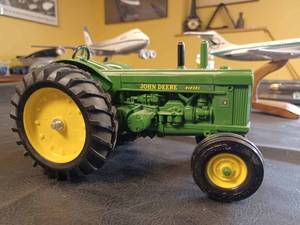 lot 10 image: Ertl John Deere Model R Diesel 116th Scale, 1949 - 1954 Series II Edition - No Box