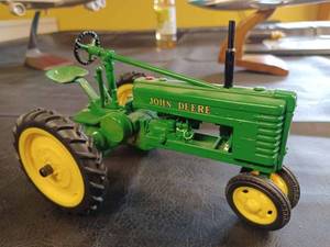 lot 11 image: Ertl John Deere Model H NF, 116th Scale - No Box