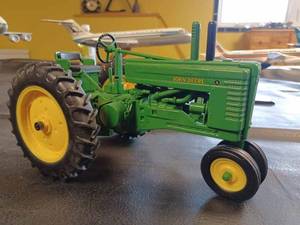 lot 13 image: Ertl John Deere Model A NF, 116th Scale - No Box