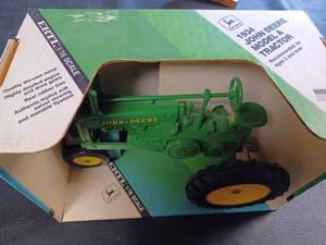 lot 14 image: Ertl 1934 John Deere Model A Unstyled NF, 116th Scale - New in Box