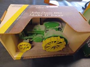 lot 16 image: Ertl 1953 John Deere Model D on Steel, 116th Scale - New in Box