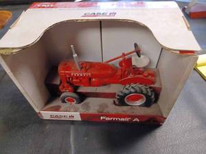 lot 19 image: Ertl Farmall A 116th Scale - New in Box